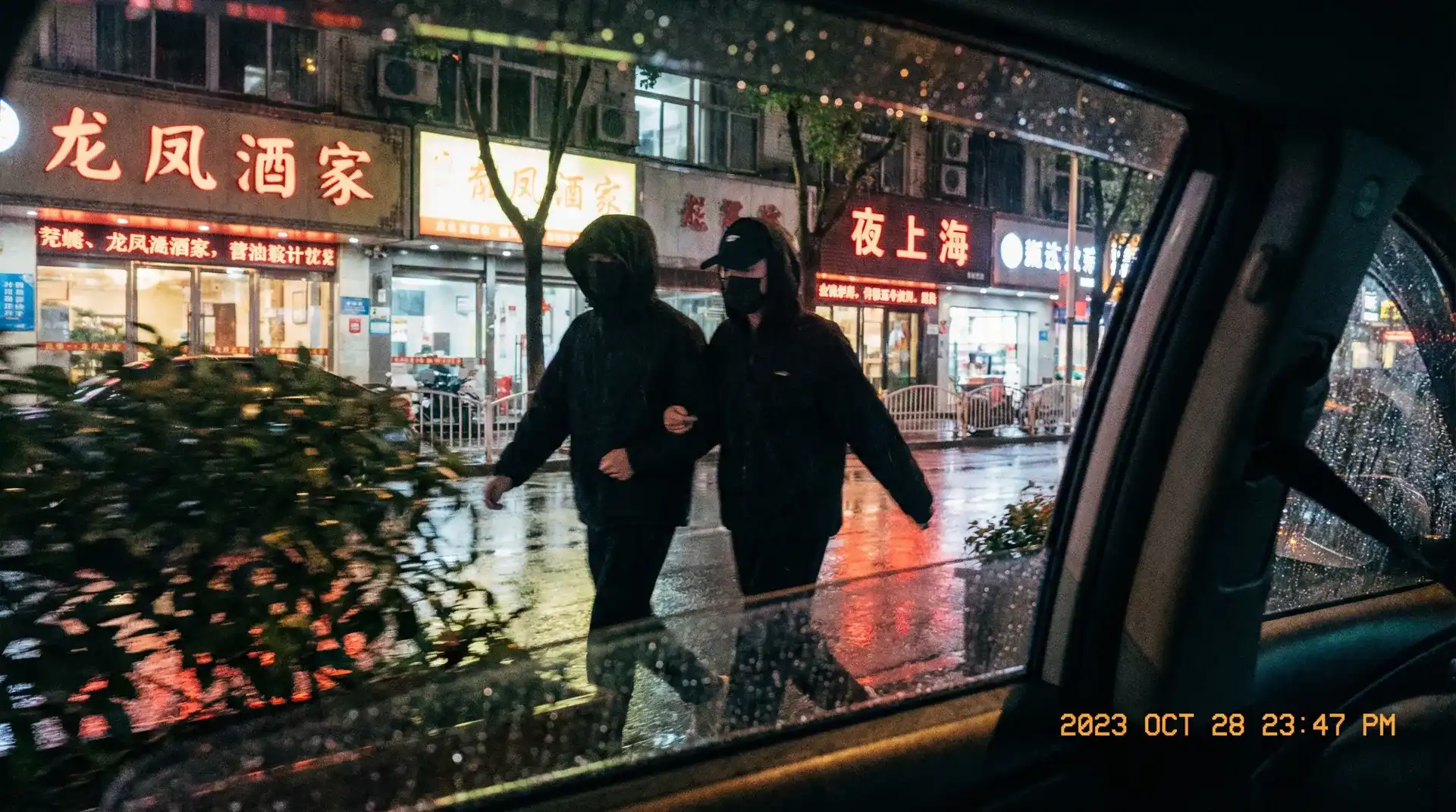 优德体育 - 顶流明星深夜密会现场抓拍照片